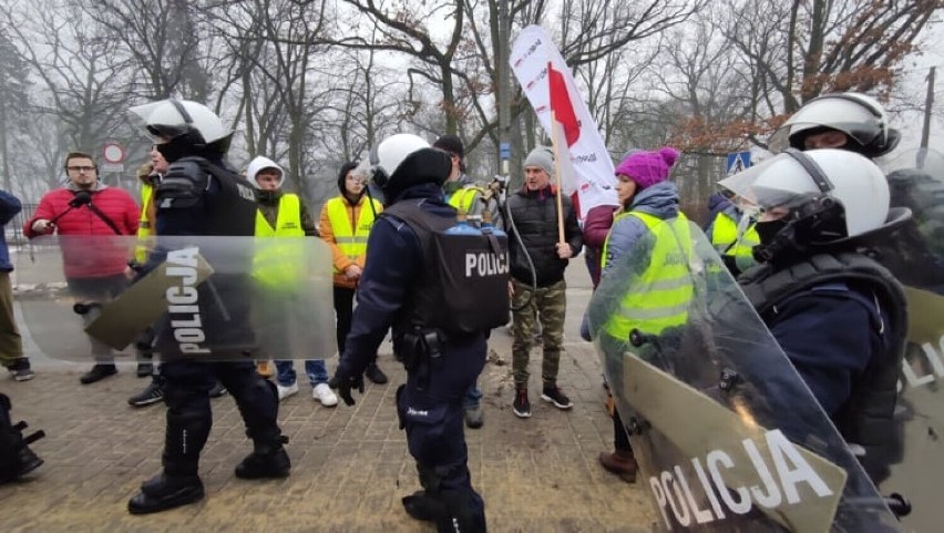 Policjanci z oddziałów prezencji zabezpieczali m.in. protest...