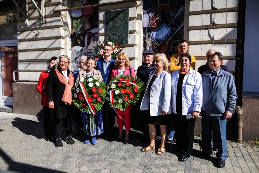 Przedstawiciele lewicy złożyli kwiaty na Placu Bernardyńskim...