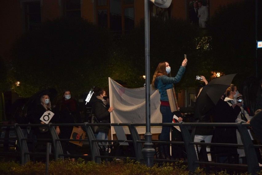 Protest kobiet w Malborku. Czarny Spacer pod biuro posła PiS Kazimierza Smolińskiego [ZDJĘCIA, FILM]. Tłum przeszedł przez centrum miasta