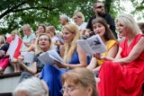 Tarnów. Wspólny śpiew w Parku Strzeleckim w rocznicę wybuchu Powstania Warszawskiego. W wydarzeniu wzięło udział wielu tarnowian 