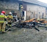 Pożar zabudowań w Mazowie. Ranny mężczyzna zabrany do szpitala. Zdjęcia 