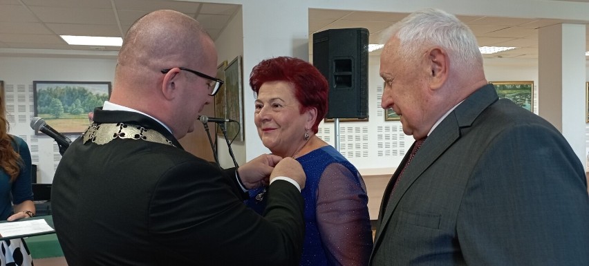 Przeżyli wspólnie 50 lat! Piękny jubileusz Złotych Godów świętowało 12 par z gminy Jędrzejów. Zobacz zdjęcia
