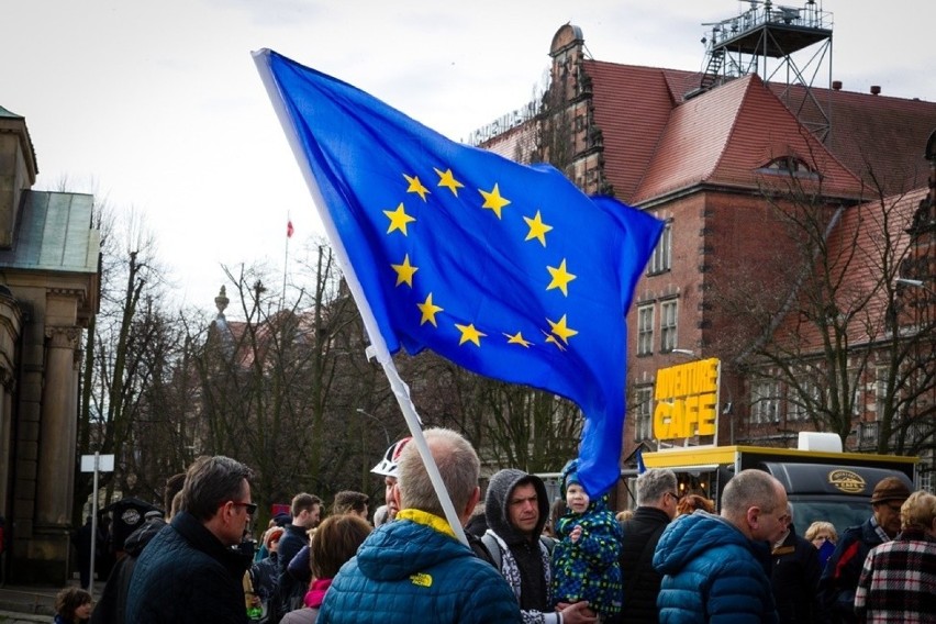 Hymn Unii Europejskiej śpiewany na Wałach Chrobrego 