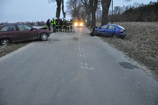 Wczoraj około godziny 16.00 policjanci otrzymali informację, że na drodze między miejscowościami Słonecznik a Bożęcin, na terenie gminy Morąg doszło do czołowego zderzenia dwóch samochodów osobowych.