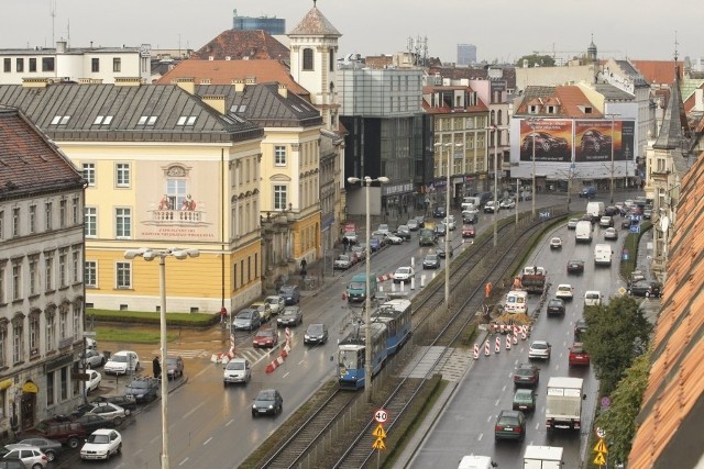 Dziś przy ul. Kazimierza Wielkiego rządzą kierowcy. W ciągu najbliższych trzech lat to się zmieni - najważniejszy będzie tramwaj, później pieszy i rowerzysta, a dopiero na końcu kierowca