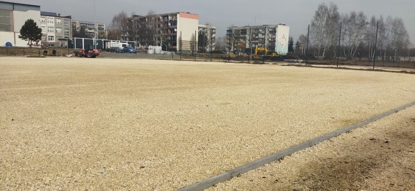 Boisko przy PSP 6 w Radomsku. Wznowiono prace przy budowie kompleksu sportowego