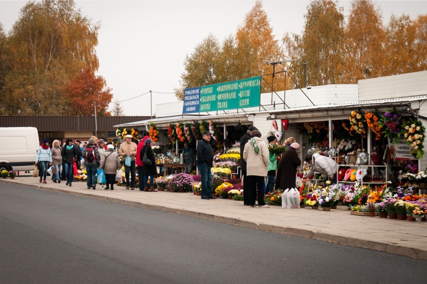 Wszystkich Świętych 2019, Warszawa. Jak dojedziemy na cmentarze 1 i 2 listopada. Miasto uruchamia dodatkowe linie