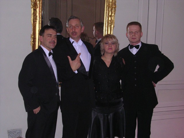 Na zdj. Rafał Kądziela (od lewej) podczas balu w Kurozwękach