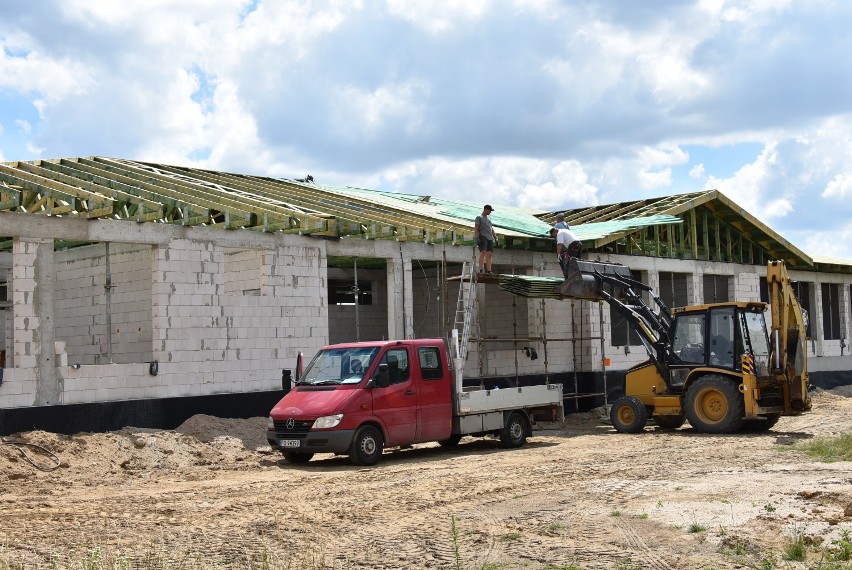 Budowa nowego skrzydła przy Samorządowej Szkole Podstawowej w Kaczanowie. Postęp prac [FOTO]