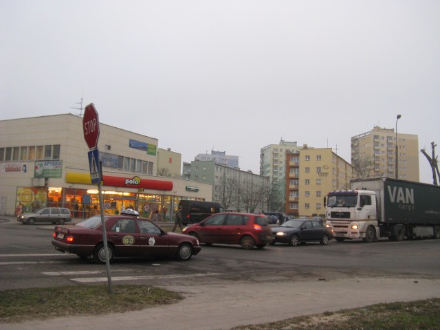 Na skrzyżowaniu ulic Okólnej i Ludowej często dochodzi do kolizji.Od lat planowane jest tu rondo, ale nie ma nie pieniędzy