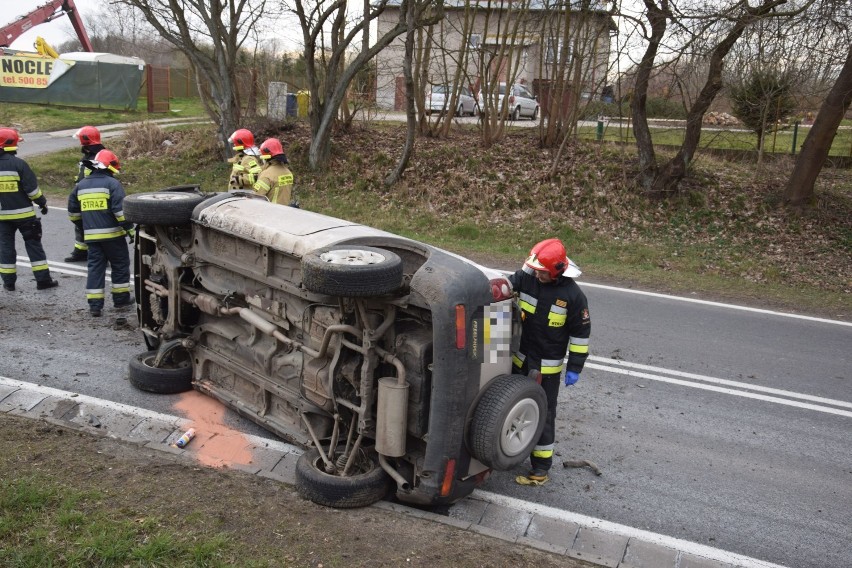 Poważny wypadek na rogatkach Szczecinka. Auto dachowało [zdjęcia]
