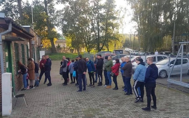 Kolejka do klubowej kasy Świtu na stadionie przy ul. Stołczyńskiej.