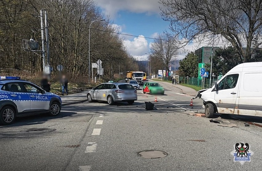 Wypadek na skrzyżowaniu 1 Maja i Skarżyskiej w Wałbrzychu. Jedna osoba w szpitalu