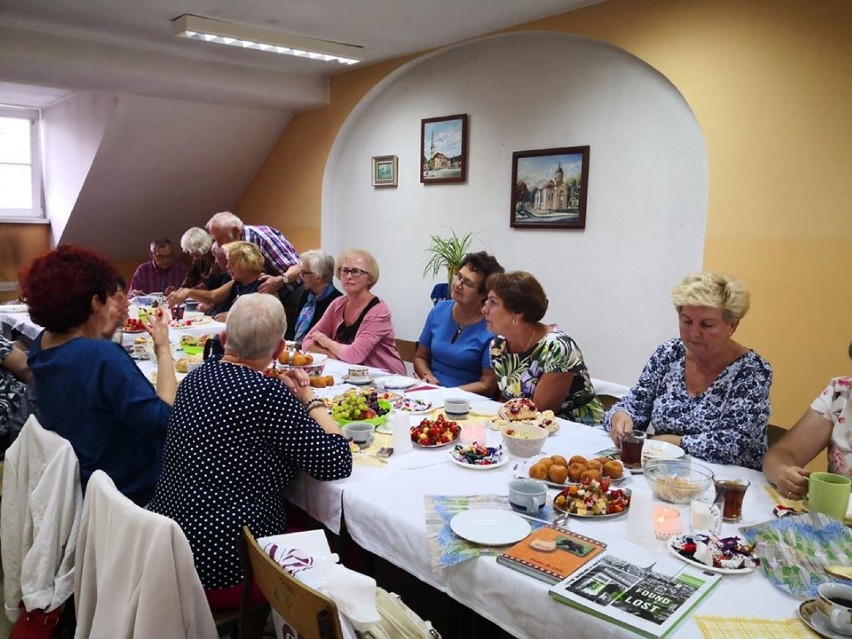 Syców: Emerytowani nauczyciele dziękują dyrektor Szkoły Muzycznej za krzesła