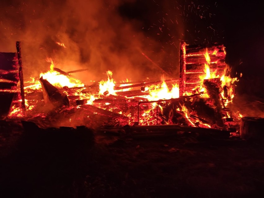 W działaniach gaśniczych brało udział 9 zastępów straży...