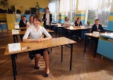 Uczniowie gimnazjum rozwiążą test z części językowej