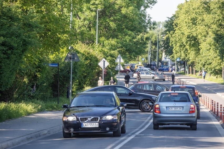Kierowcy jadący "na pamięć" zawracają na Piastowskiej