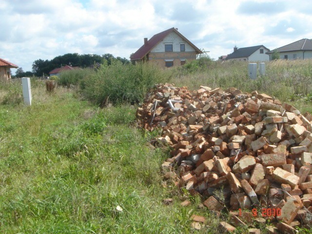 Tak wygląda droga w Gronówku, gmina Lipno za \"rządów\" wójta Chodorowskiego. Gruzy i śmieci wysypane przez gminę leżą tam od jesieni 2009 roku i jak widać zdążył zarosnąć zielskiem.........