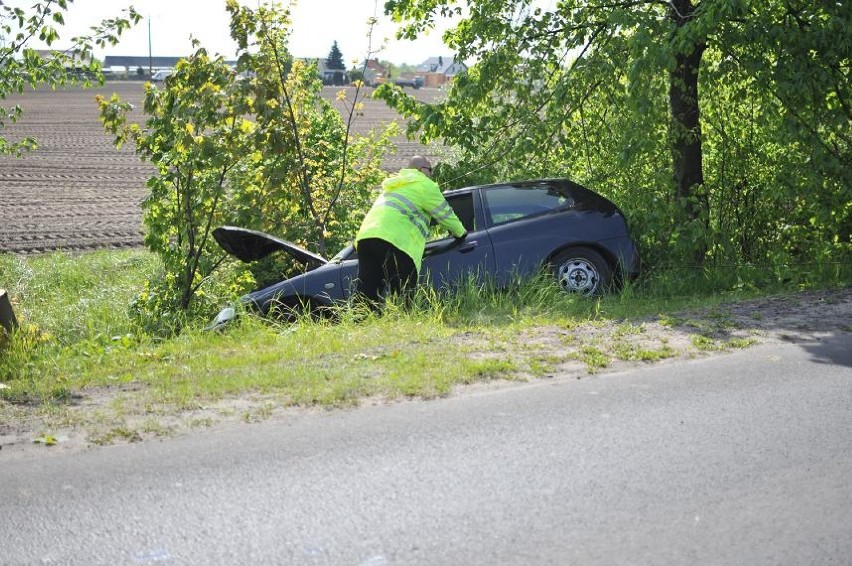 Kobieta kierująca mitsubishi straciła panowanie nad autem,...