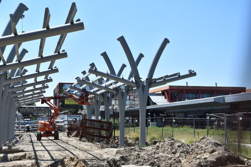 Częstochowa. Centrum przesiadkowe. Stoją konstrukcje peronów. NOWE ZDJĘCIA  z budowy