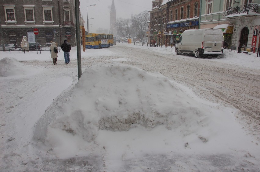 Śnieżny paraliż w Tarnowie. W ciągu doby 25 cm śniegu. I cały czas sypie  [NOWE ZDJĘCIA]
