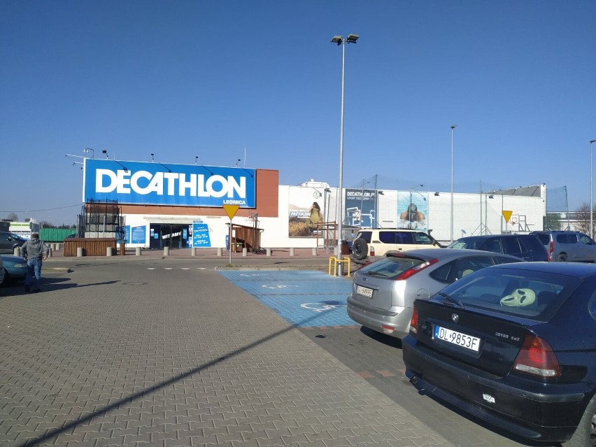 Auchan, Leroy Merlin i Decathlon w Legnicy świecą pustkami