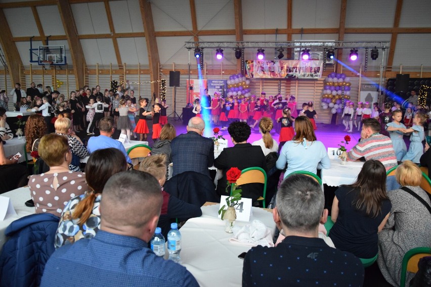 Festiwal tańca towarzyskiego 2022 w Wieluniu. Taneczna impreza wróciła po pandemicznej przerwie ZDJĘCIA