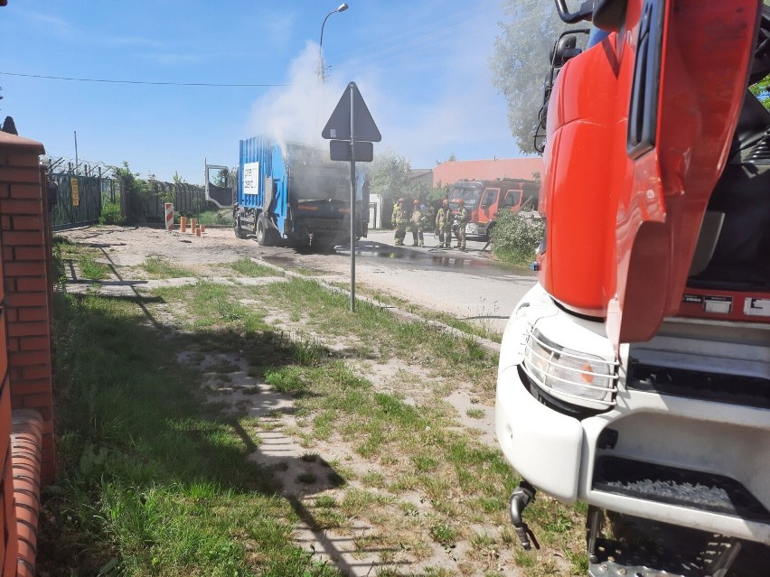 Na ulicy Lotniczej w Radomiu zapaliła się śmieciarka. Uciążliwy dym roznosił się po całej ulicy