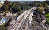 Nowy most, perony i torowiska na linii 94 z Krakowa do Oświęcimia przez Skawinę. Będzie więcej połączeń do stolicy Małopolski. Zdjęcia
