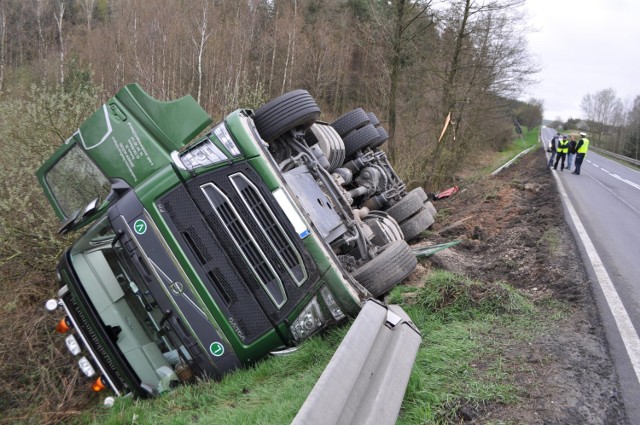 Do wypadki doszło 9 kwietnia br. po godzinie 6.00. Kierowca ciężarowego volvo wjechał do rowu przy krajowej 15 w okolicy miejscowości Bratian. Z ustaleń policji wynika, że 39-letni Waldemar S. nie zachował szczególnej ostrożności podczas wymijania z innym pojazdem, zjechał na pobocze, gdzie tir wywrócił się.