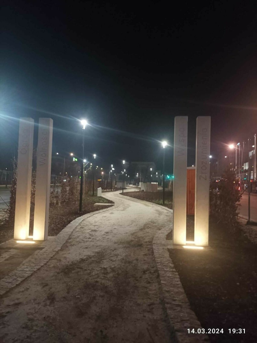 Ogród Wolności w Kielcach po zmroku prezentuje się zjawiskowo. Są stylowe lampy i podświetlane pylony. Zobacz zdjęcia