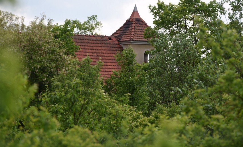 Zachował się tu tylko jeden dom oraz kościół. Ta sceneria...