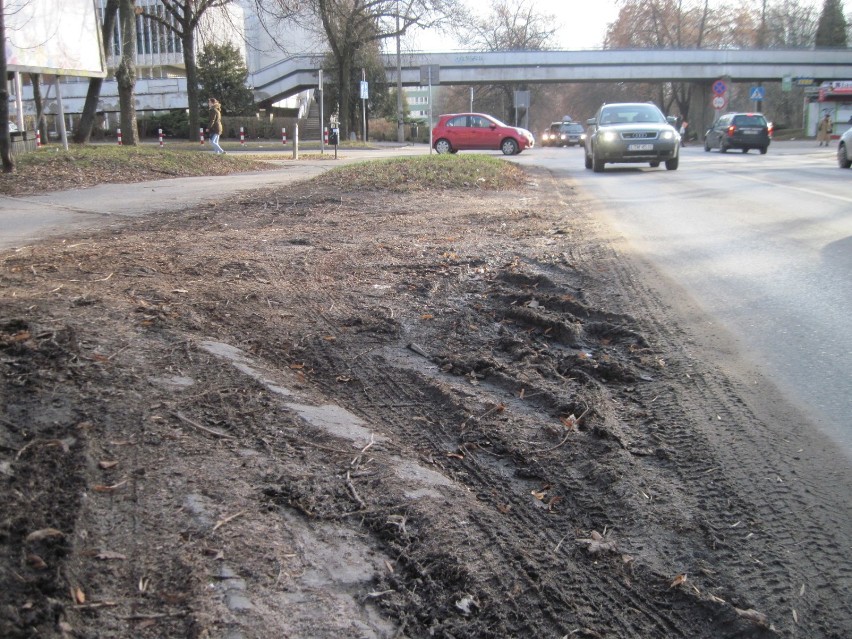 Zgniłe liście i błoto na skrzyżowaniu Sowińskiego i Radziszewskiego w Lublinie 