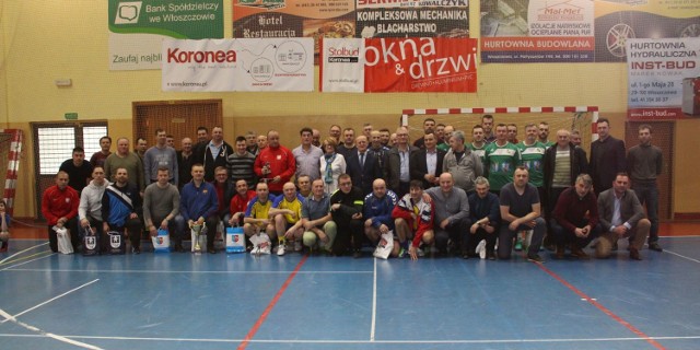 Pamiątkowe zdjęcie uczestników XVIII Memoriału Mariana Górskiego z organizatorami tego turnieju.