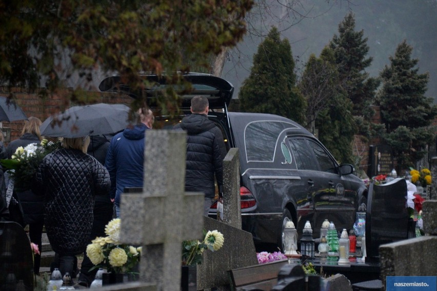 Tłumy na pogrzebie Szymona tragicznie zmarłego na komendzie policji we Włocławku  [zdjęcia]