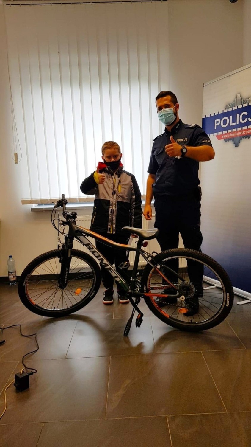 W Komendzie Powiatowej Policji w Tucholi oznakowano rowery
