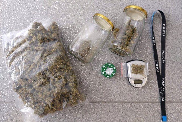 Marihuanę miał w słoiku, słoik w plecaku, a w domu więcej towaru. W Piotrkowie policja zatrzymała 31-latka