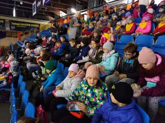 Niedawno uczniowie ze Szkoły Podstawowej w Jarantowicach byli w Toruniu z nauczycielami na spektaklu teatralnym na lodzie. Wkrótce może zabraknąć wycieczek i kół zainteresowań