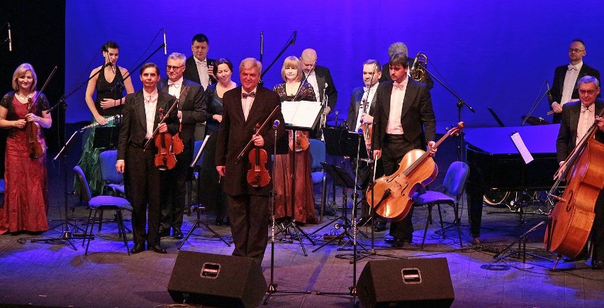 Na scenie CK Teatr z programem „Koncert z uśmiechem”...