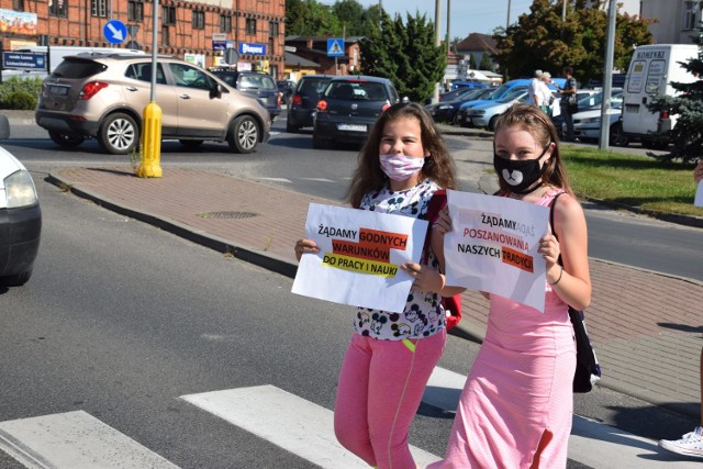 "Trójka" znów zablokowała rondo w Żninie. Społeczność szkoły oczekuje od burmistrza dalszego użyczania budynku głównego przy ul. Klemensa Janickiego 33. W przeciwnym razie placówce grozi zamknięcie. Burmistrz ma jednak wobec tego obiektu, będącego własnością gminy, inne plany. Chce tu zorganizować mieszkania komunalne.