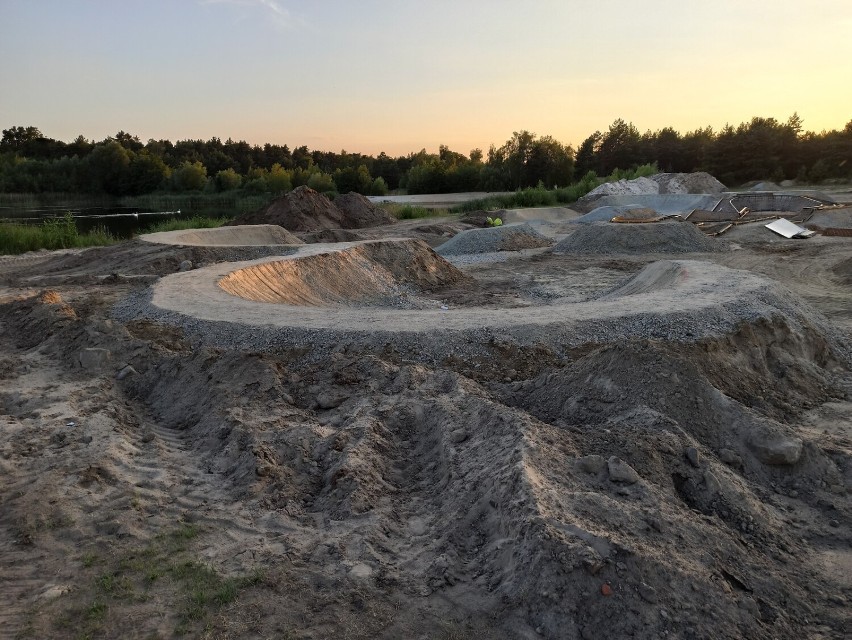 Budowa pumptracku na kąpielisku poligon w Sierakowie pod Rawiczem (10.08.2022)