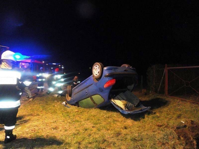 Wypadek w Łabowej. Peugeot wywrócony kołami do góry