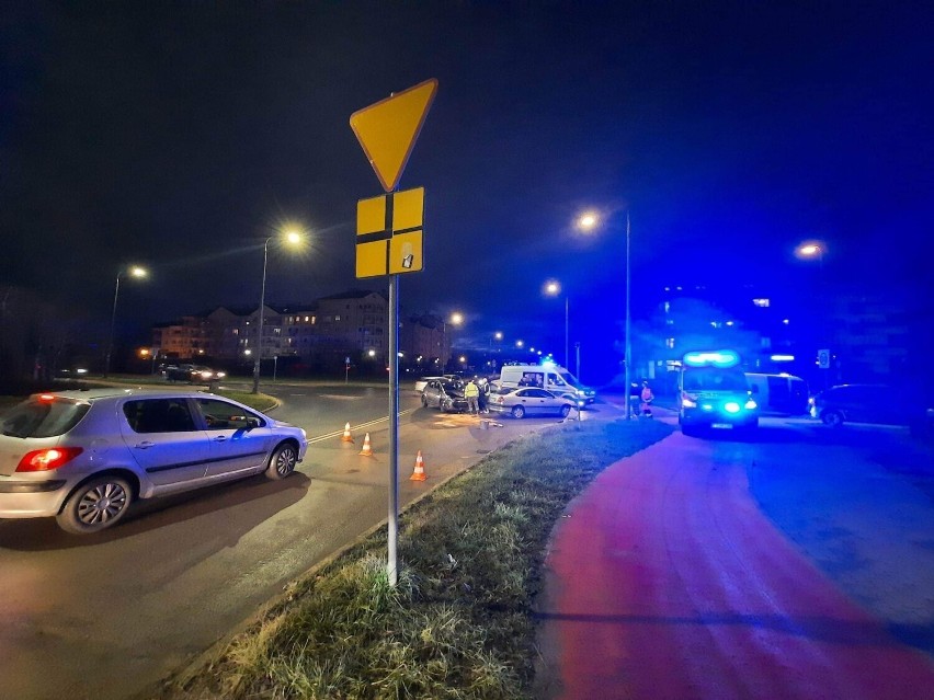 Zderzenie trzech aut na Dekerta w Gorzowie. Na miejscu pracują służby