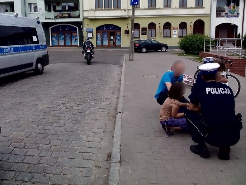 Lęborscy policjanci zajęli się trójką dzieci, które chodziły...