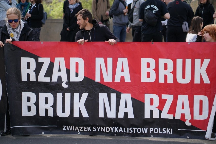 Anarchiści i syndykaliści przeszli przez centrum Wrocławia [ZDJĘCIA]