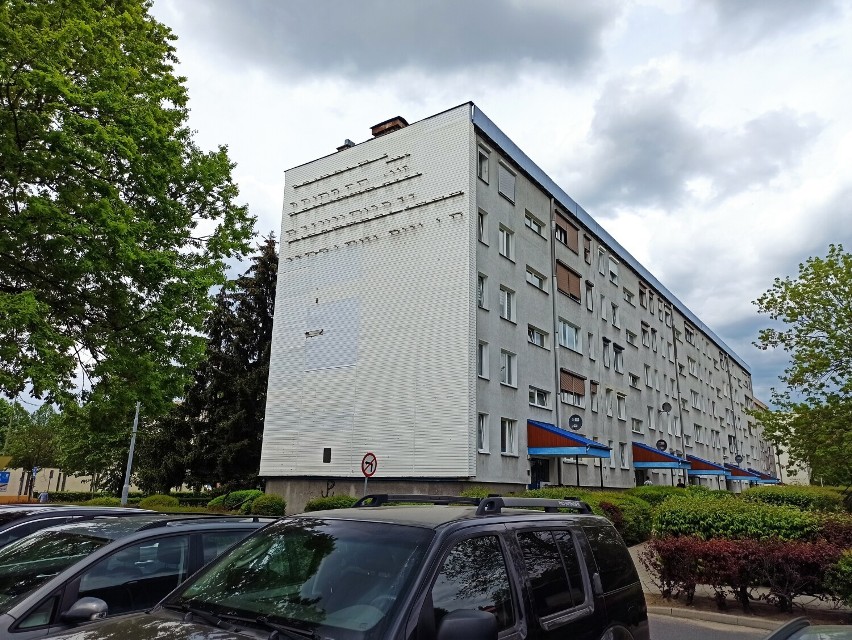 Rawicz. Słynny napis na jednym z bloków na osiedlu Westerplatte już tak nie wygląda. Zobacz, jak prezentuje się w nowej odsłonie [ZDJĘCIA]