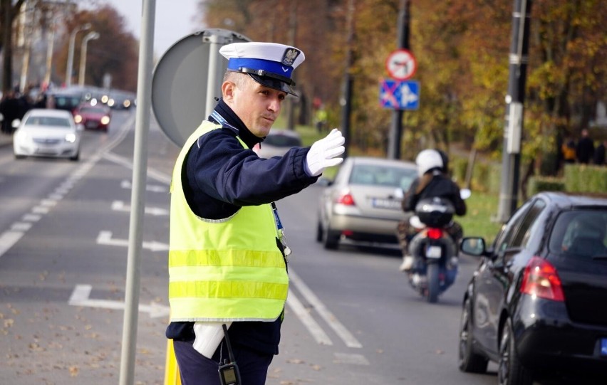 Kierowca może przejechać na czerwonym świetle w sytuacji,...