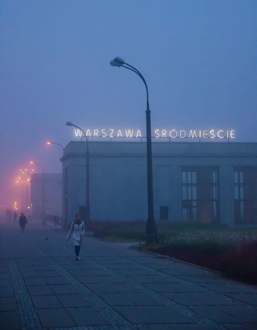 Warszawa Śródmieście, poranek we mgle.