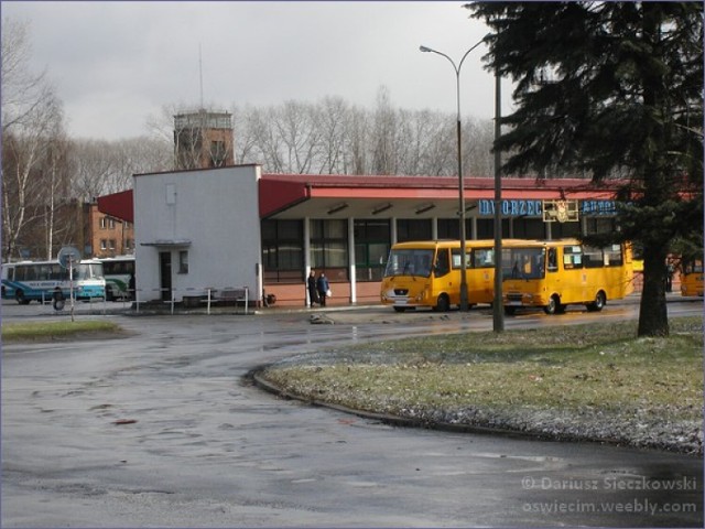 Dworzec autobusowy w Oświęcimiu kiedyś tętnił życiem. W środku były kasy, poczekalnia, sklepik i toaleta. Tak wyglądał w 2003 roku.