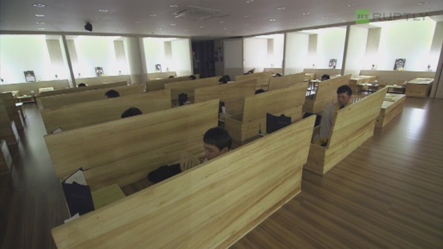 W Korei powstały w szkoły, w których uczniowie leżą w trumnach
